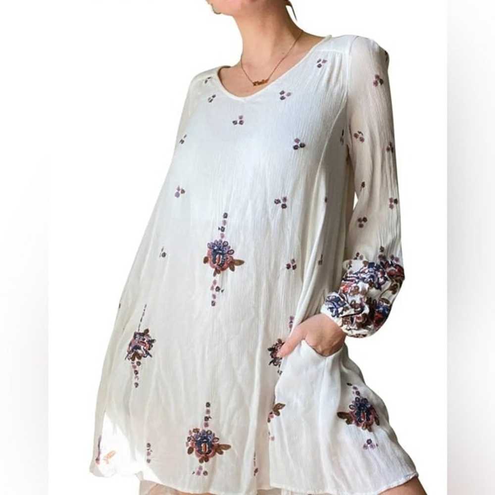 FREE PEOPLE White Floral Embroidered Tunic Keyhol… - image 1
