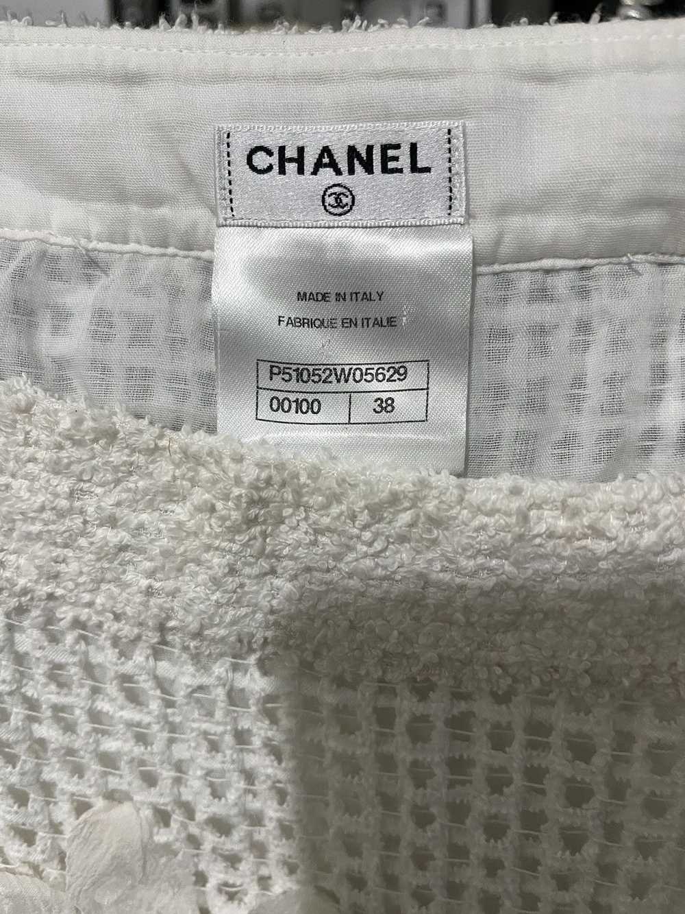 Chanel × Streetwear CHANEL White Tweed 3D Flower … - image 3