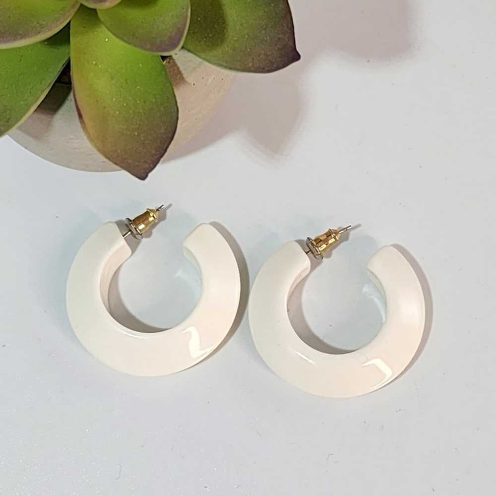Vintage White Plastic Hoop Earrings - image 1