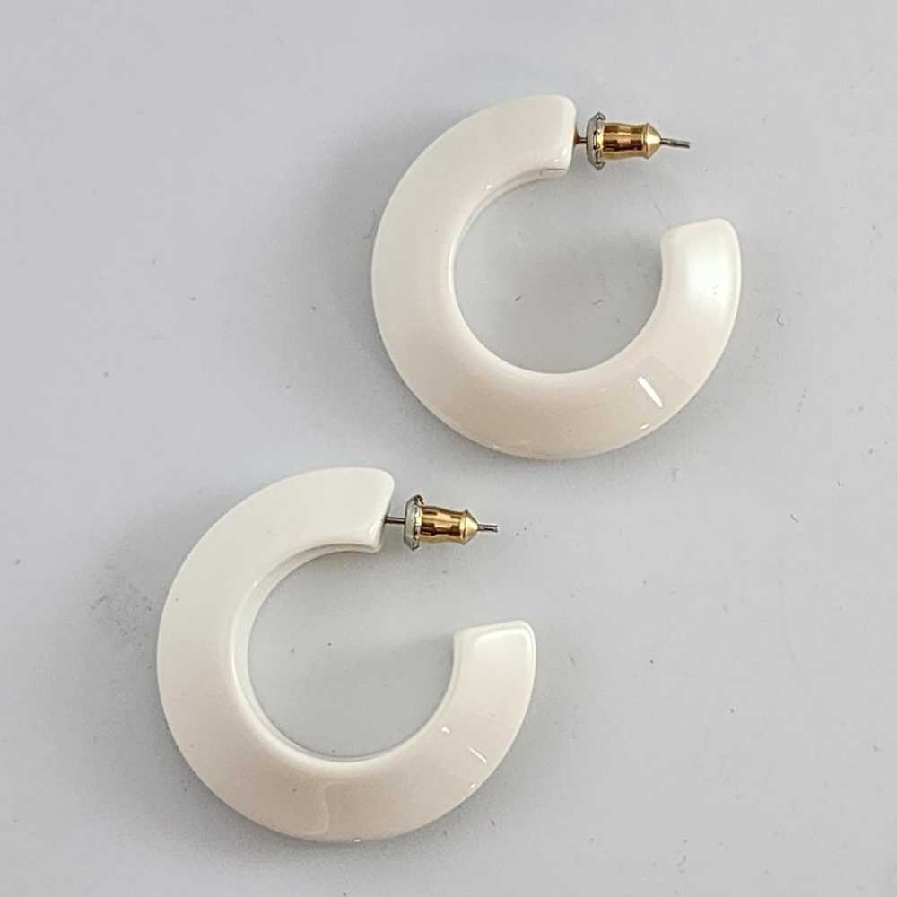 Vintage White Plastic Hoop Earrings - image 2
