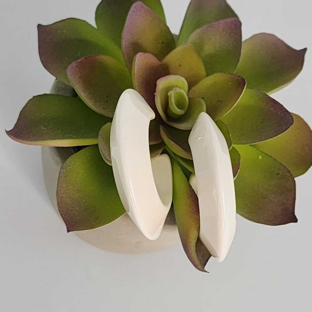 Vintage White Plastic Hoop Earrings - image 3