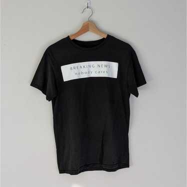 Black Graphic Tee T-shirt Breaking News Nobody Ca… - image 1