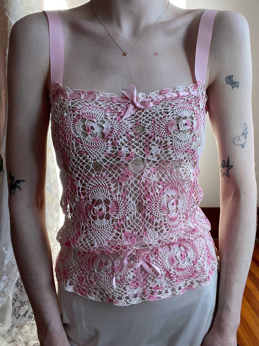 1970s Pink White Crochet Tank Top Ribbon Bow - image 10