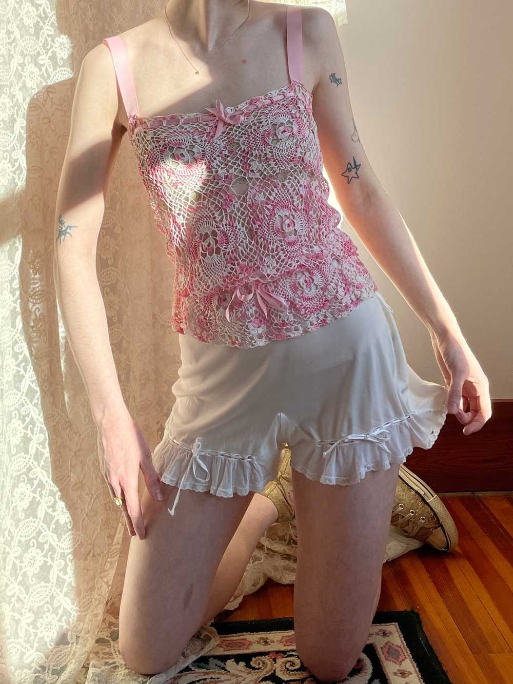 1970s Pink White Crochet Tank Top Ribbon Bow - image 1