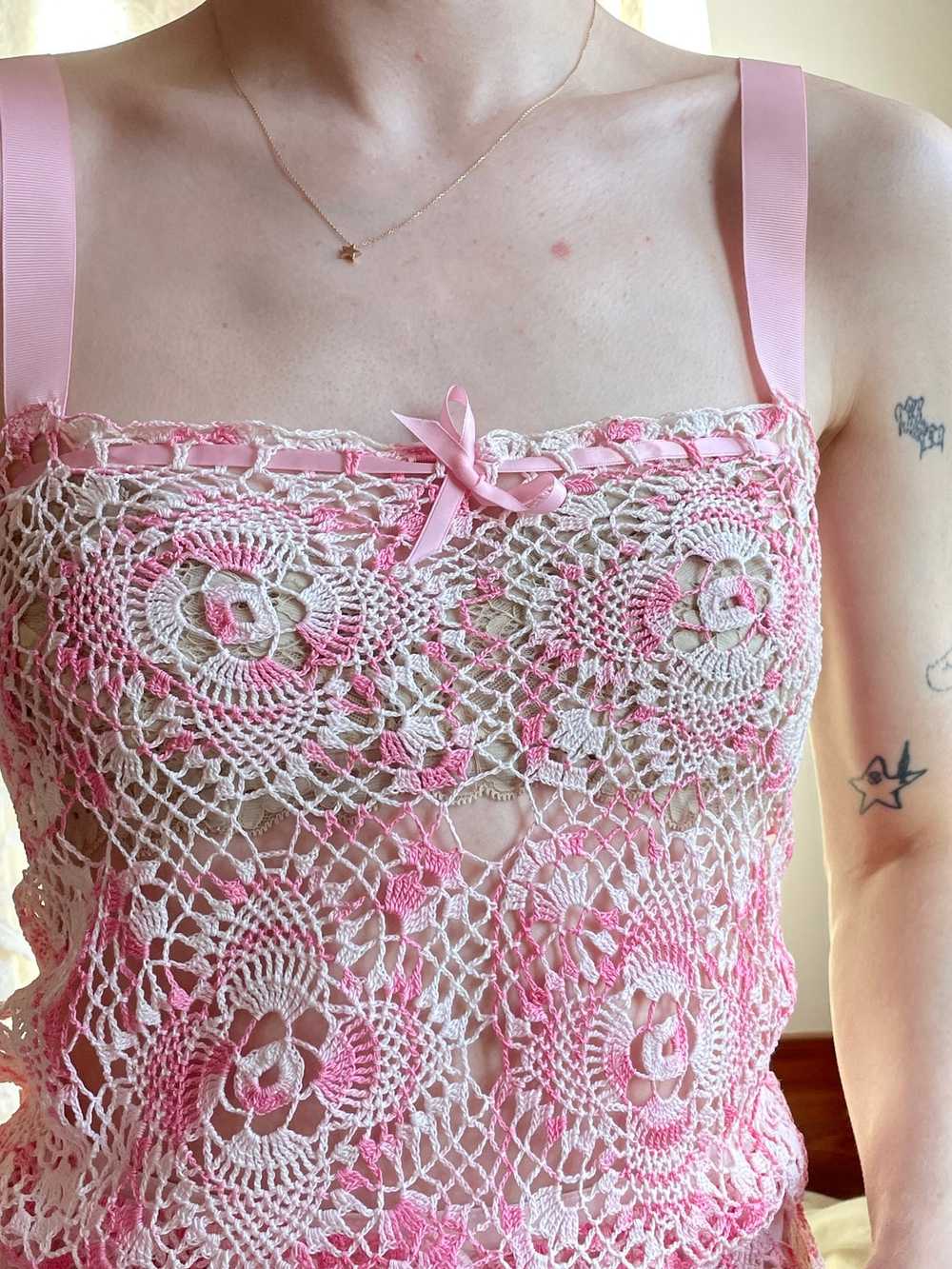 1970s Pink White Crochet Tank Top Ribbon Bow - image 2