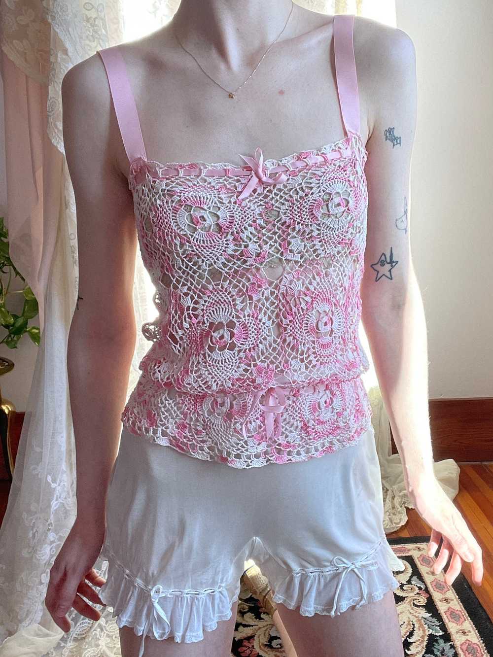 1970s Pink White Crochet Tank Top Ribbon Bow - image 4