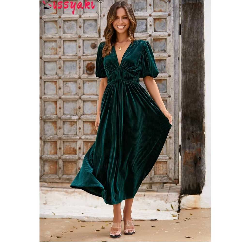NWOT Emerald Green Velvet Dress - image 2