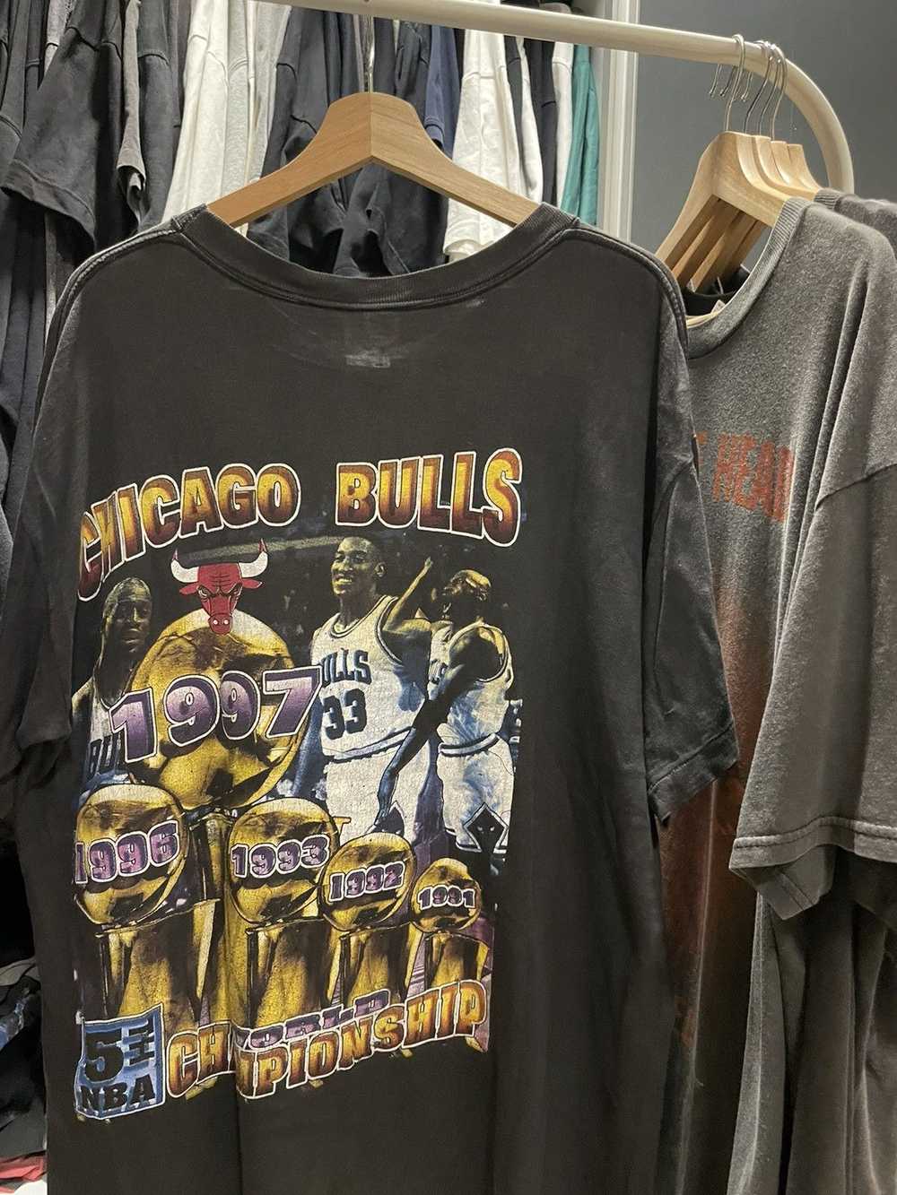 Chicago Bulls × Rap Tees × Vintage Vintage 1997 C… - image 4