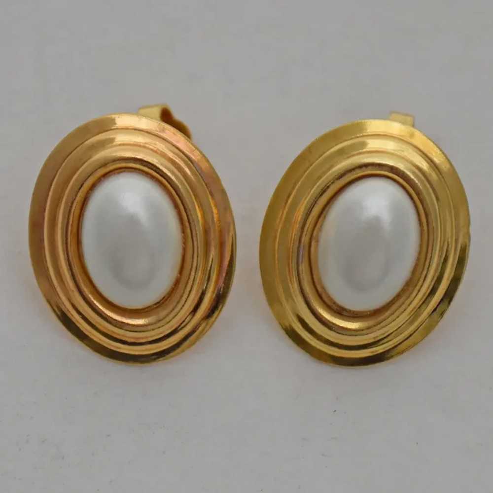 Vintage Clip Earrings Gold Plate Faux Mabe Pearl … - image 4