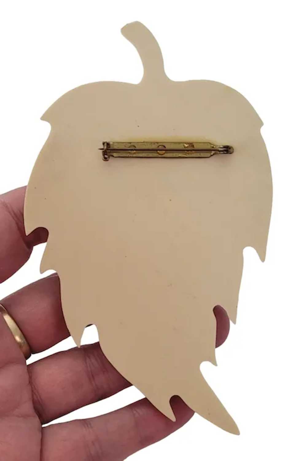 Vintage Off-White Statement Plastic Leaf Pin E687 - image 5