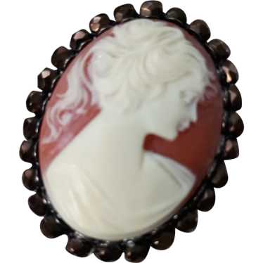 Vintage 1940s to 50s Cameo Brooch - image 1
