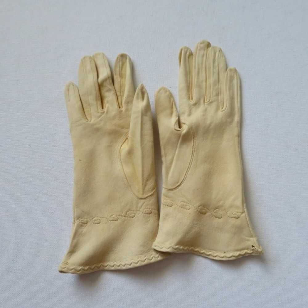 Vintage Dents English Leather Doeskin Gloves Size… - image 2
