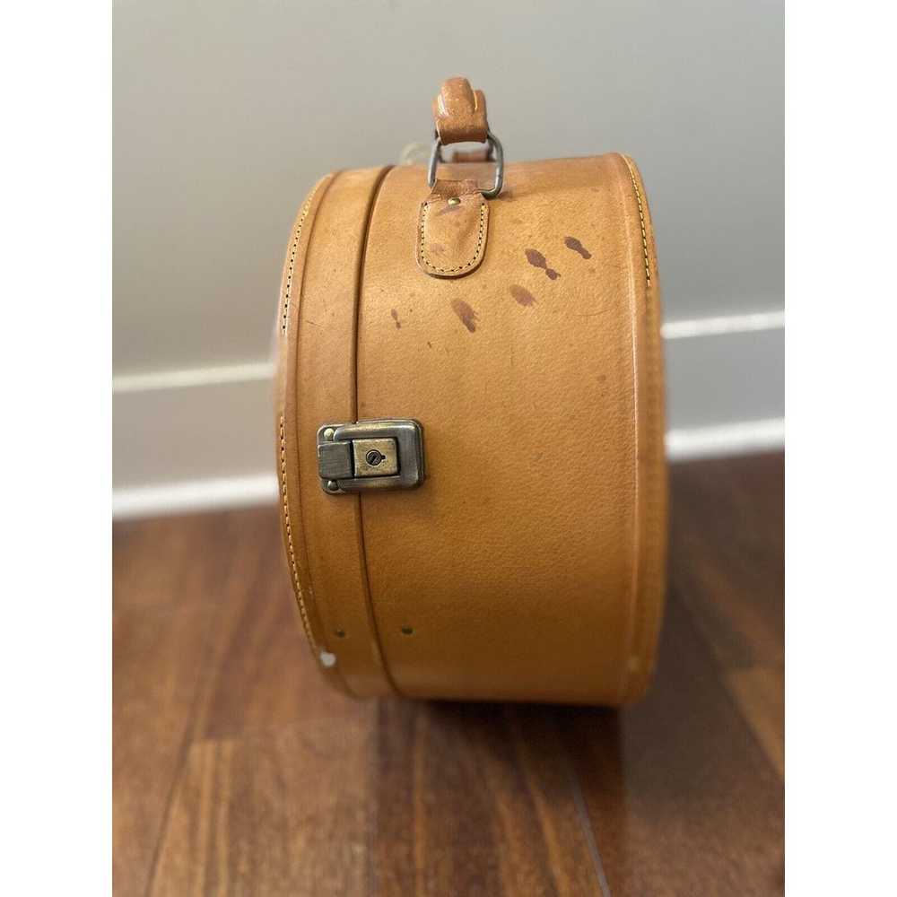 Vintage British Tan Leather Small Round Hat Box S… - image 4