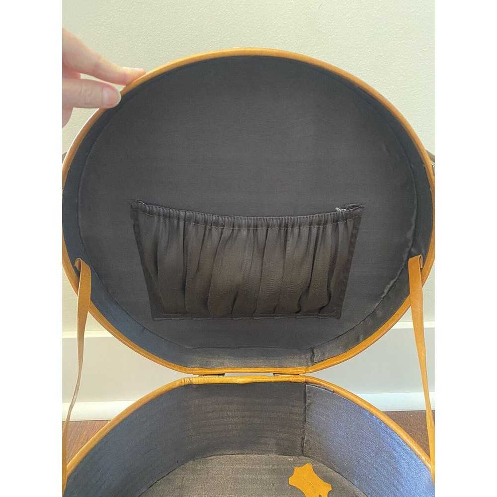 Vintage British Tan Leather Small Round Hat Box S… - image 9
