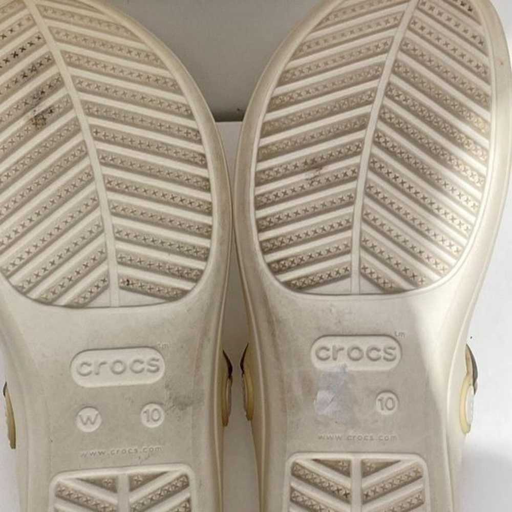 Crocs Women's Sanrah Metal Block Dual Comfort Fla… - image 6