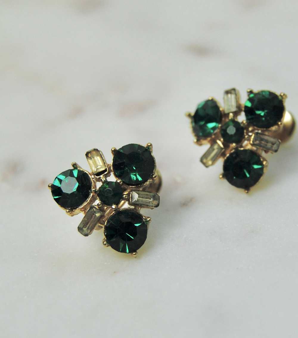 Vintage Emerald Green Rhinestone Screw Back Earri… - image 1