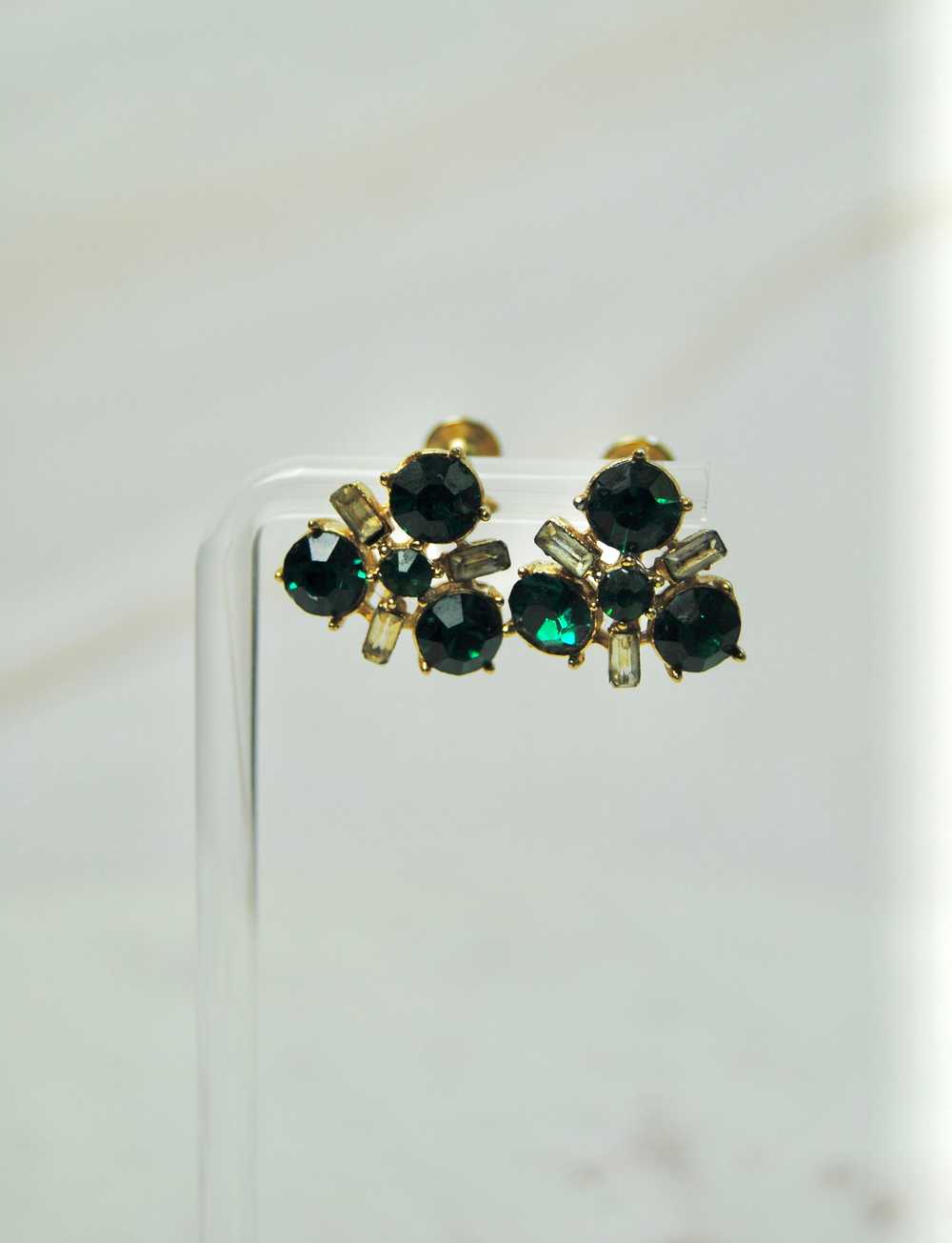 Vintage Emerald Green Rhinestone Screw Back Earri… - image 2