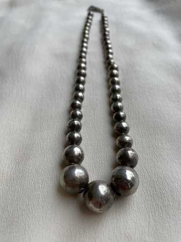 graduated silver beaded necklace N020