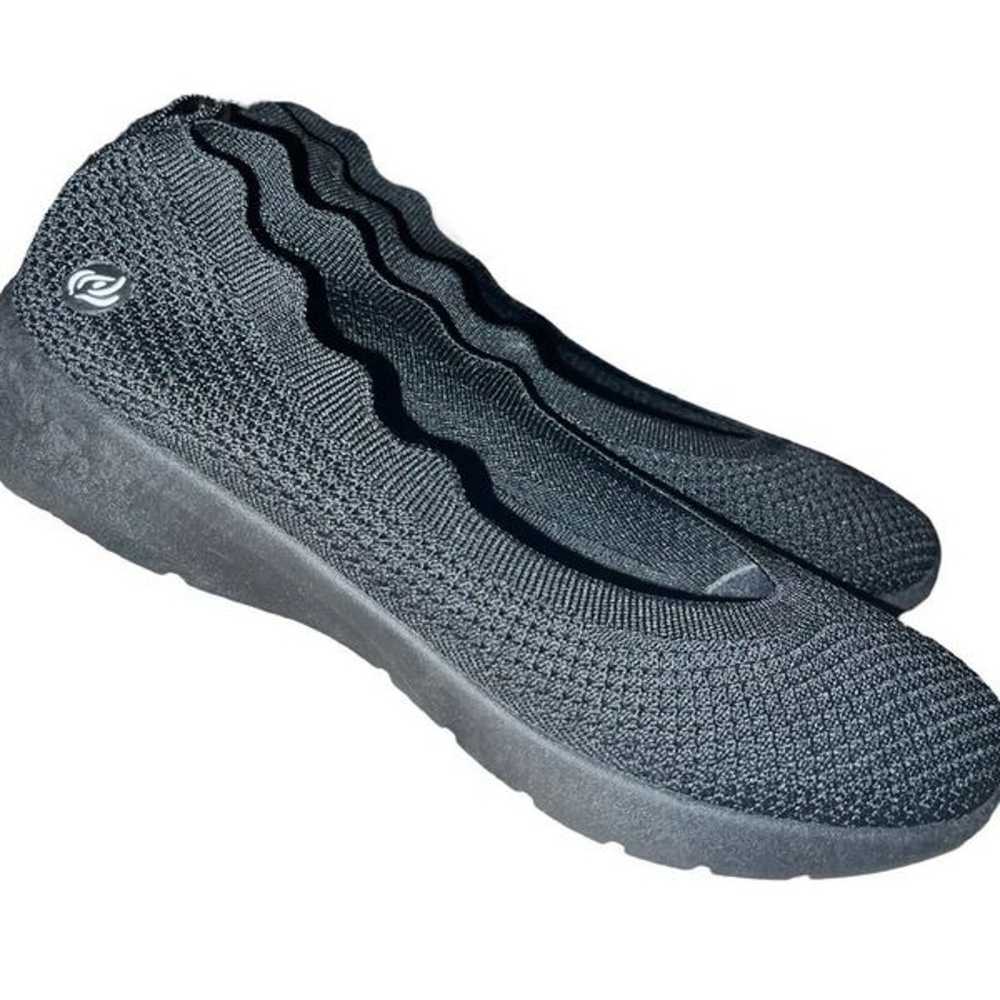 Exhale cute comfy breathable slip ons! New - image 3