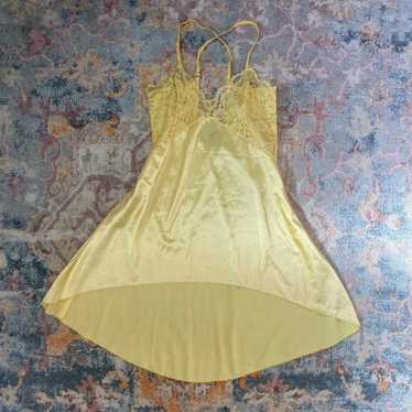 Vintage 80s / 90s pastel yellow satin and lace sli