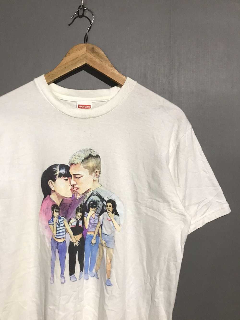 Supreme kiss tee deals