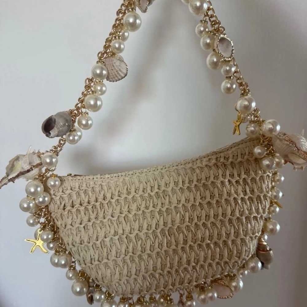 Straw shoulder bag gold chain with sea shells and… - image 1