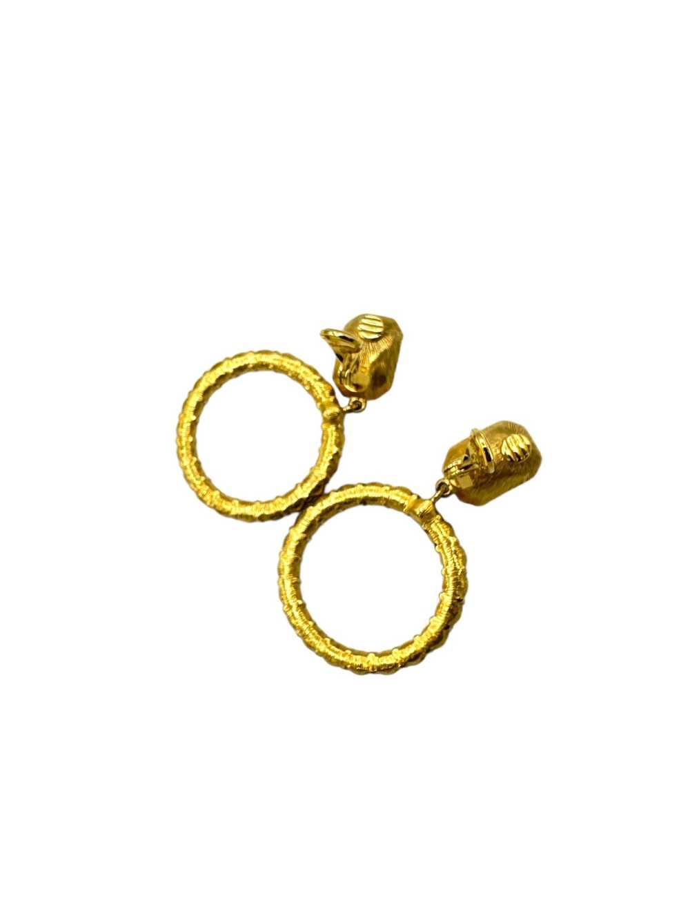 Monet Gold Circle Hoop Dangle Vintage Clip-On Ear… - image 4