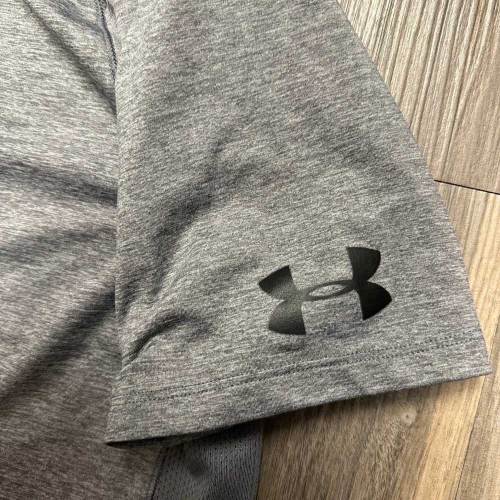 Under Armour Gym Workout Shirts (S) - image 7