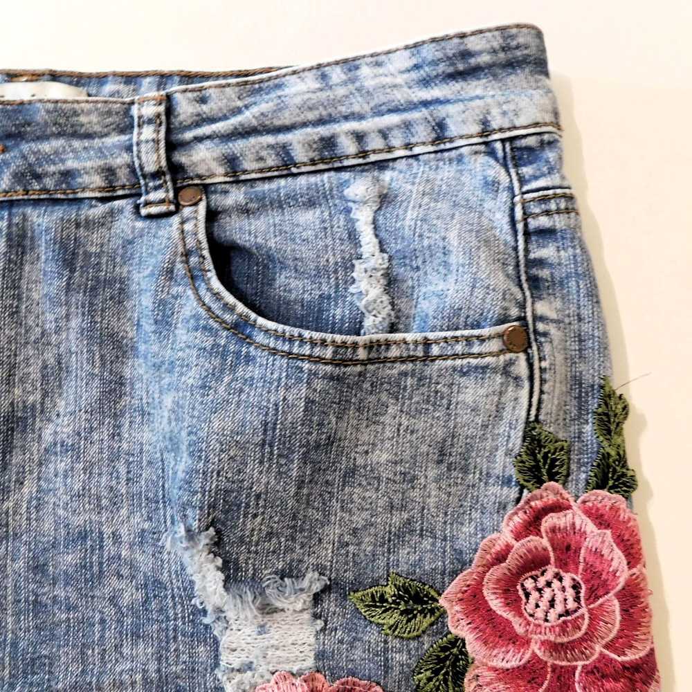 Other Zenobia Distressed Denim Shorts 3X Floral E… - image 5