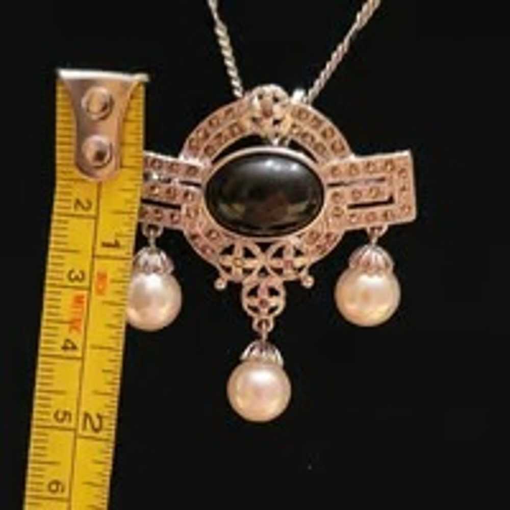 Vintage look 90s Costume Pearl Drop Necklace - image 7