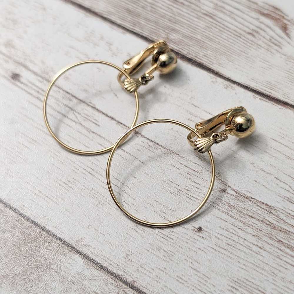Vintage Clip On Earrings Gold Tone Circle Dangle - image 2