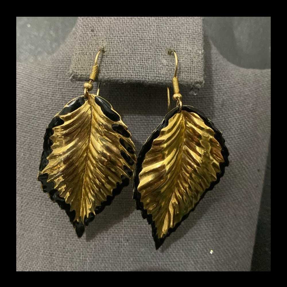 Vintage gold leaf with black enamel brooch with M… - image 2