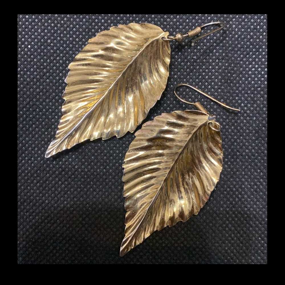 Vintage gold leaf with black enamel brooch with M… - image 4