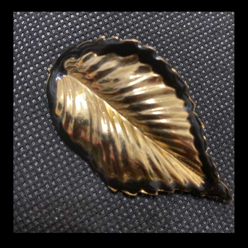 Vintage gold leaf with black enamel brooch with M… - image 5