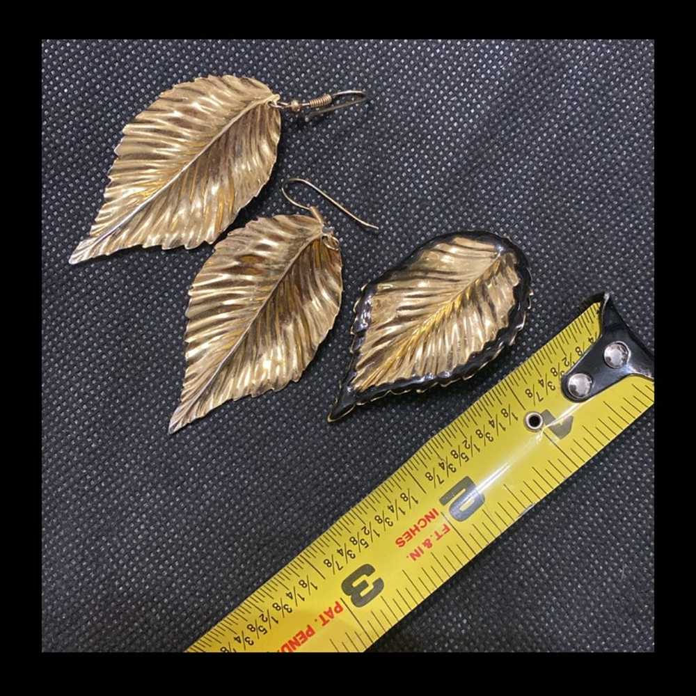 Vintage gold leaf with black enamel brooch with M… - image 7