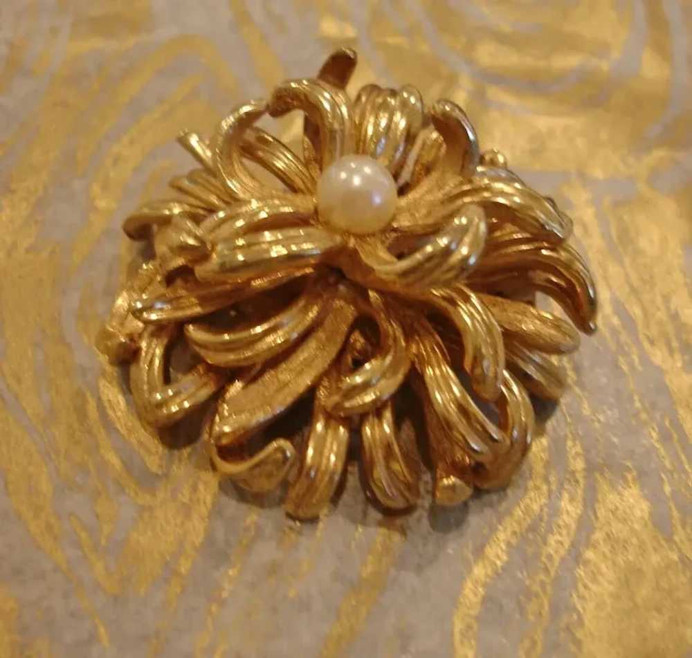 Vintage Signed Gold Plated Glass Pearl Brooch – P… - image 3