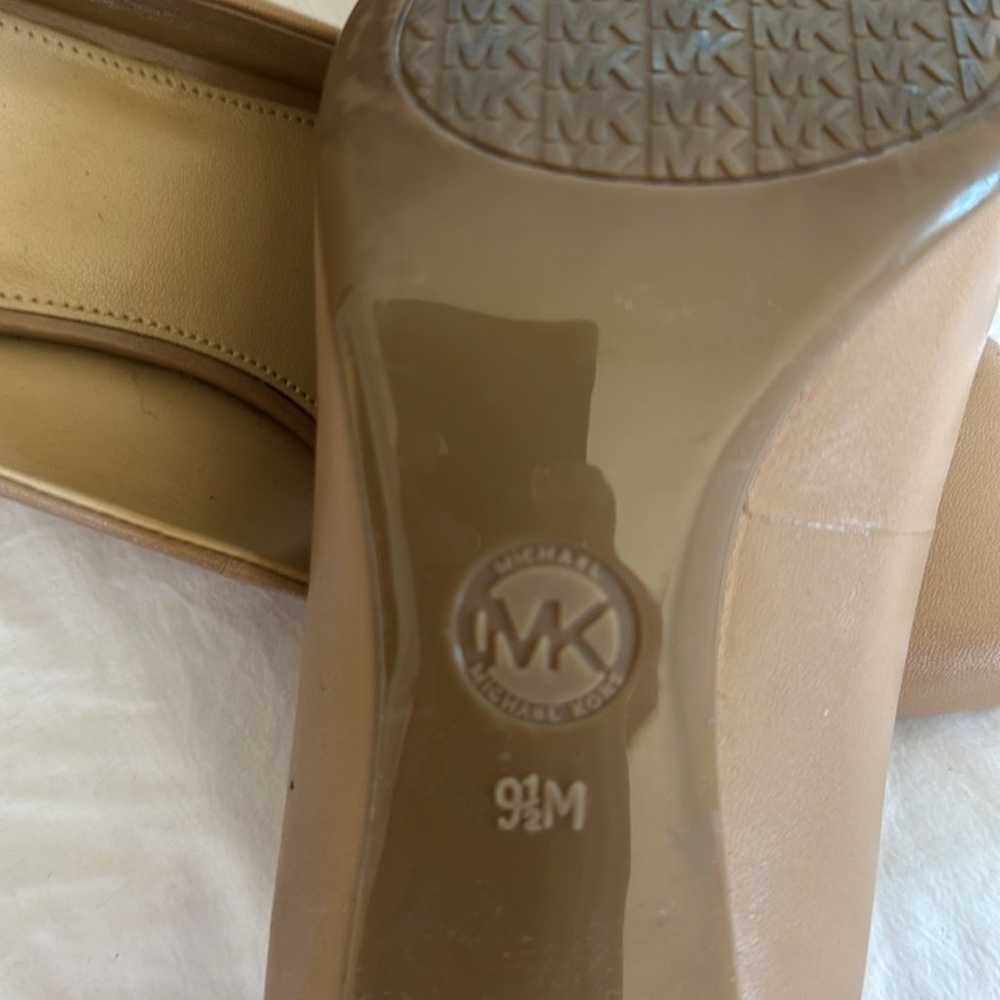 michaels kors 9.5 like new heels color beige - image 1