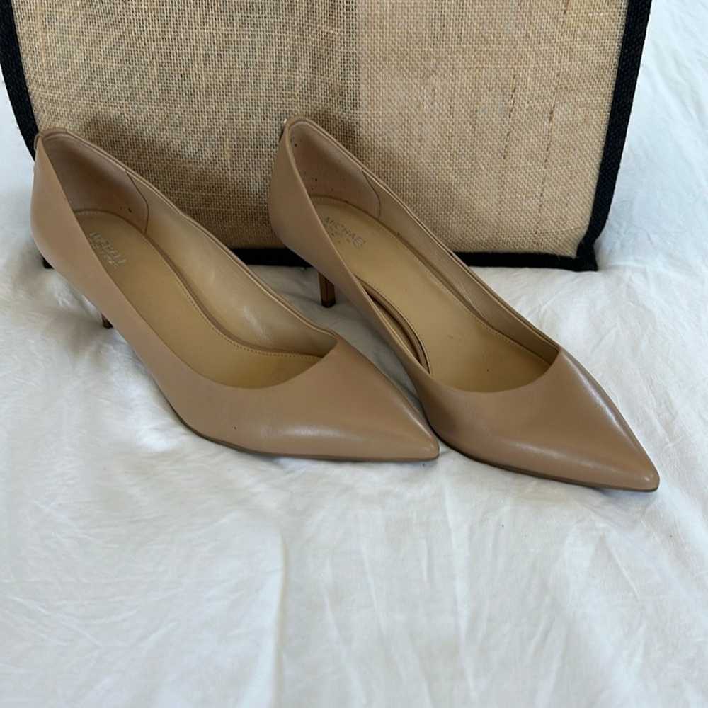 michaels kors 9.5 like new heels color beige - image 3
