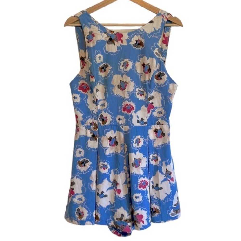 ASTR The Label Sleeveless Tie Back Pleated Floral… - image 2