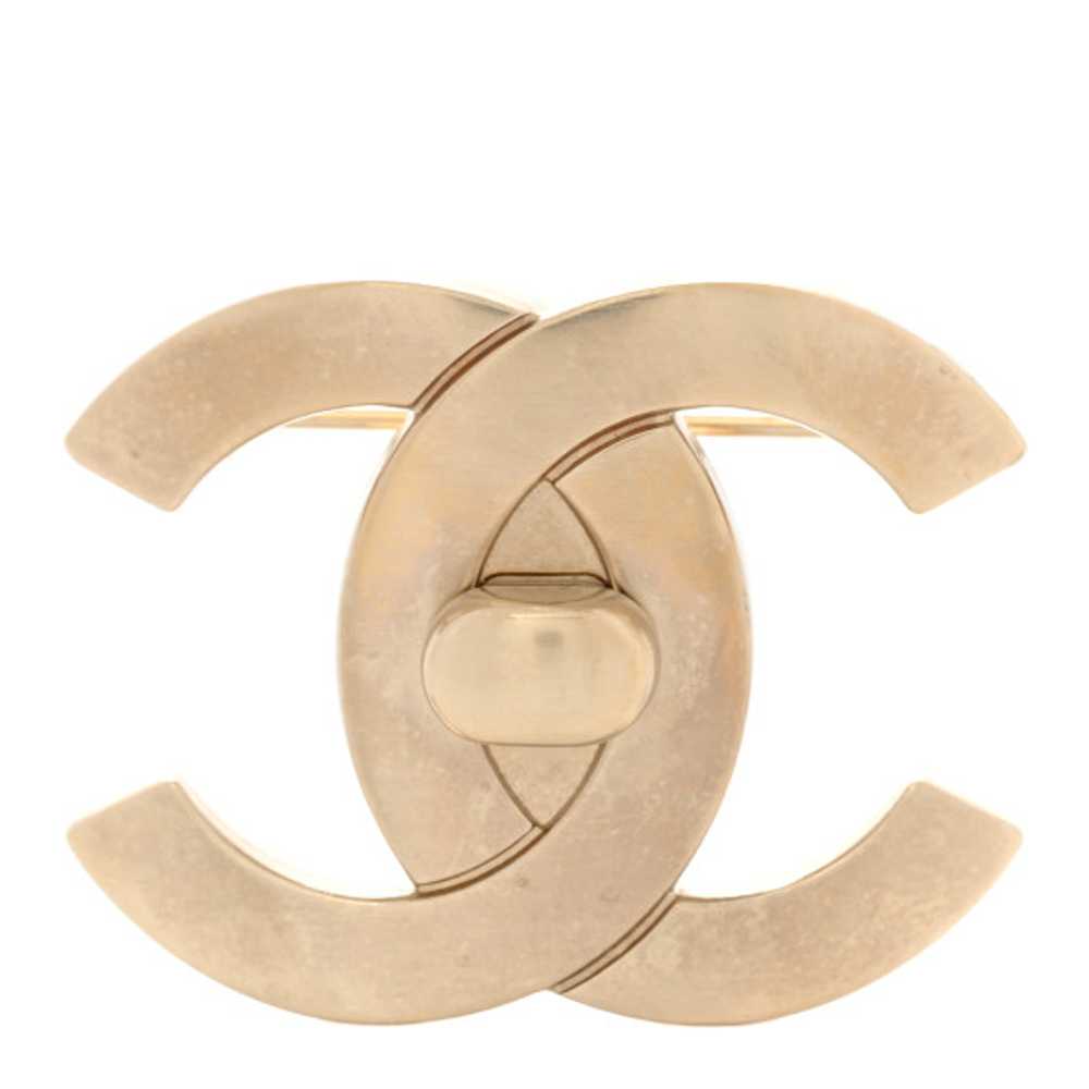 CHANEL CC Turnlock Brooch Gold - image 1