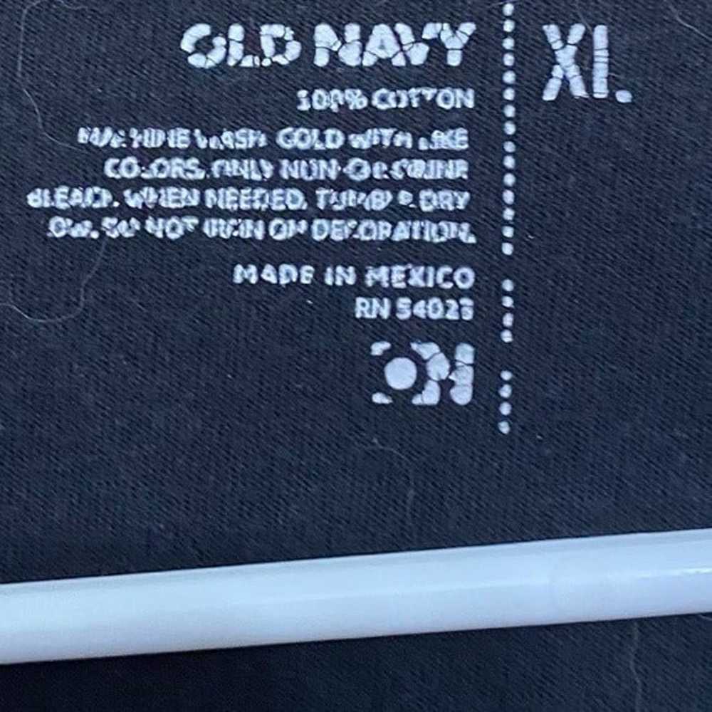 Old Navy Black T-Shirt w/ Faded Crest Design - image 5