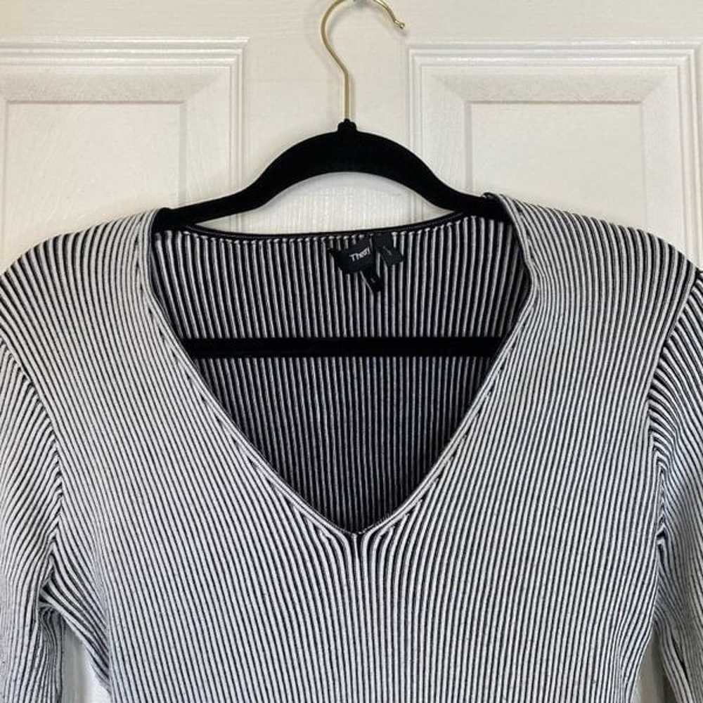 THEORY Optic Stripe Prosecco V-Neck Top Ribbed St… - image 4