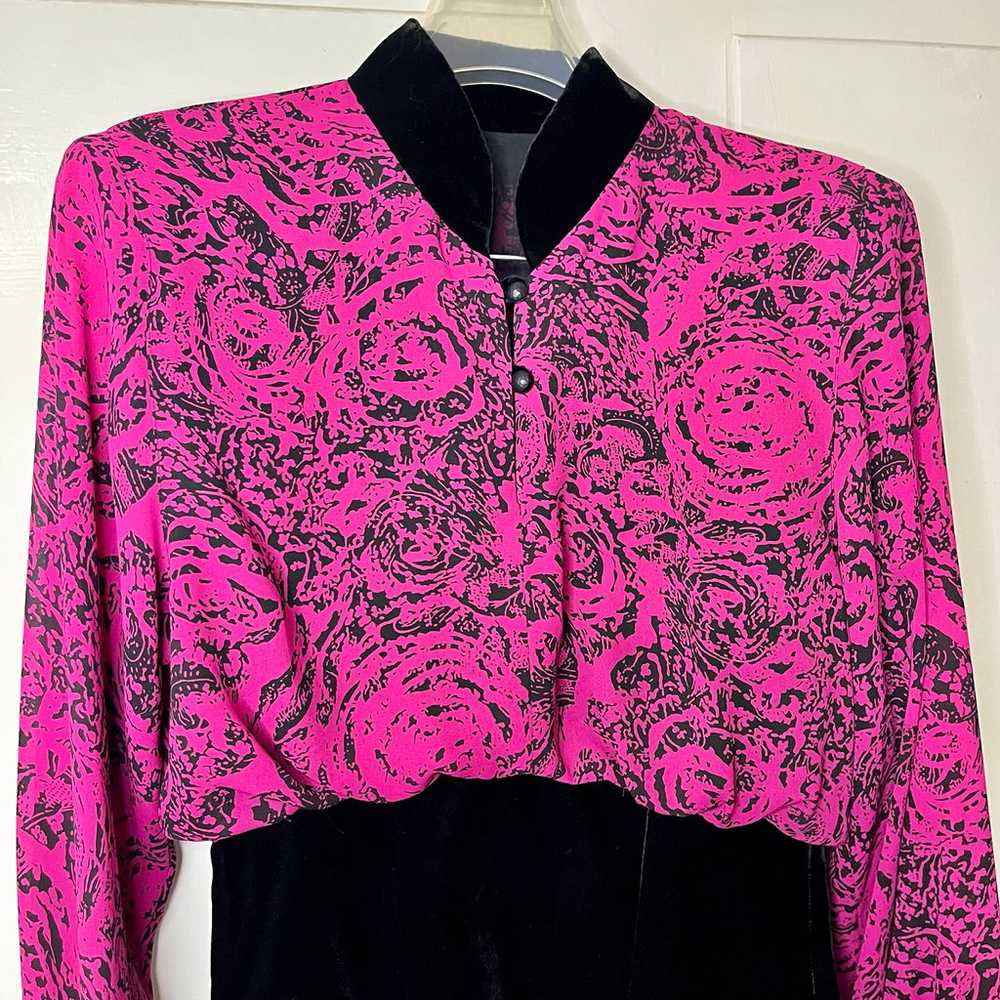 Vintage 80s Magenta and Black Velvet Abstract Ros… - image 2