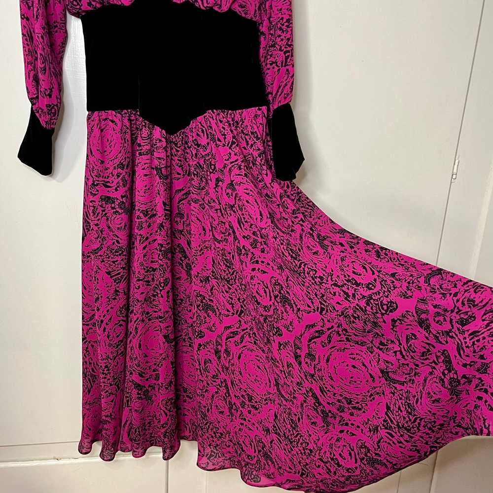Vintage 80s Magenta and Black Velvet Abstract Ros… - image 4