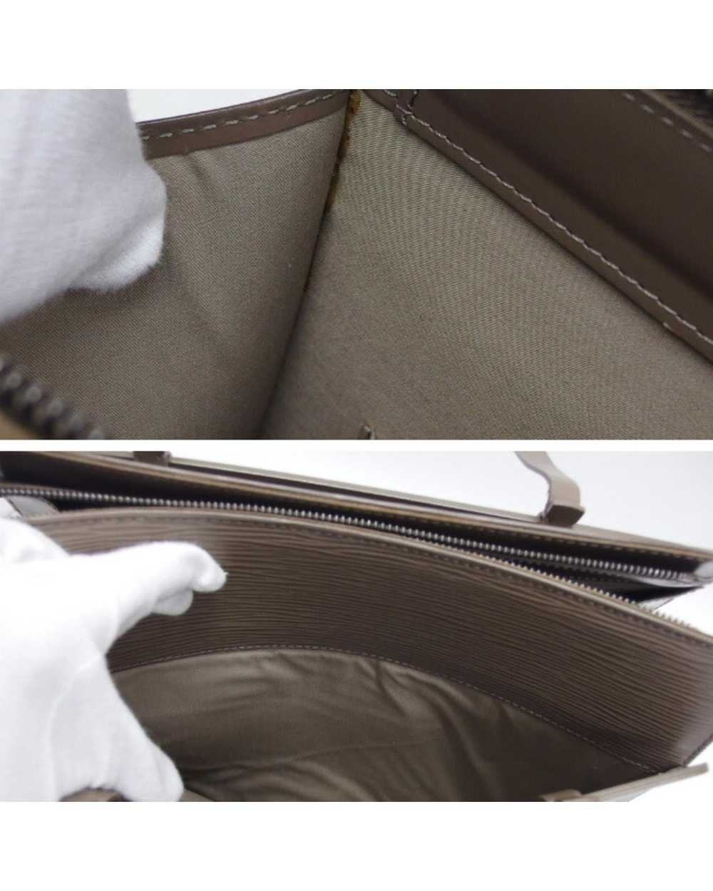 Louis Vuitton Subtle and Versatile Leather Bag fo… - image 10