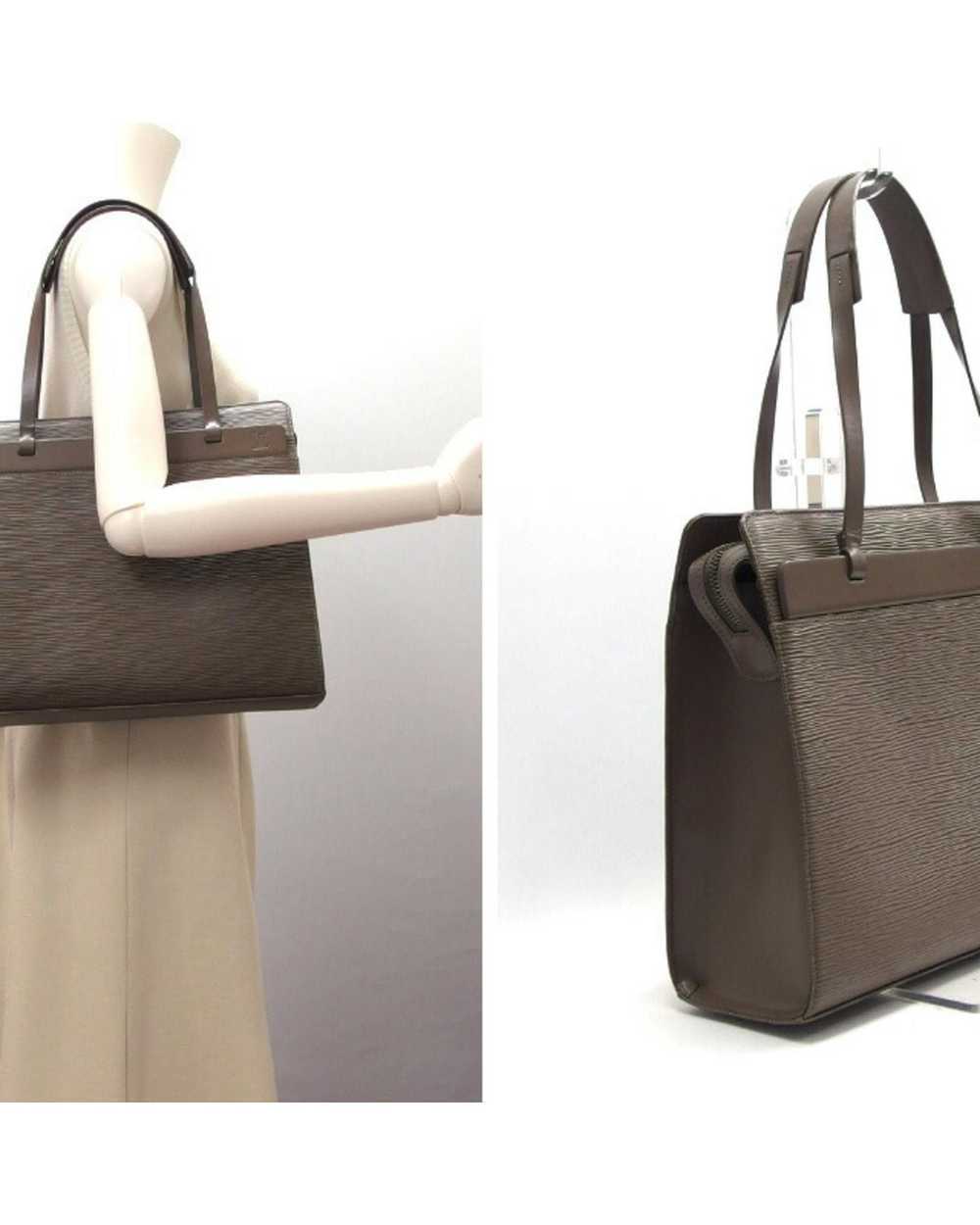 Louis Vuitton Subtle and Versatile Leather Bag fo… - image 2