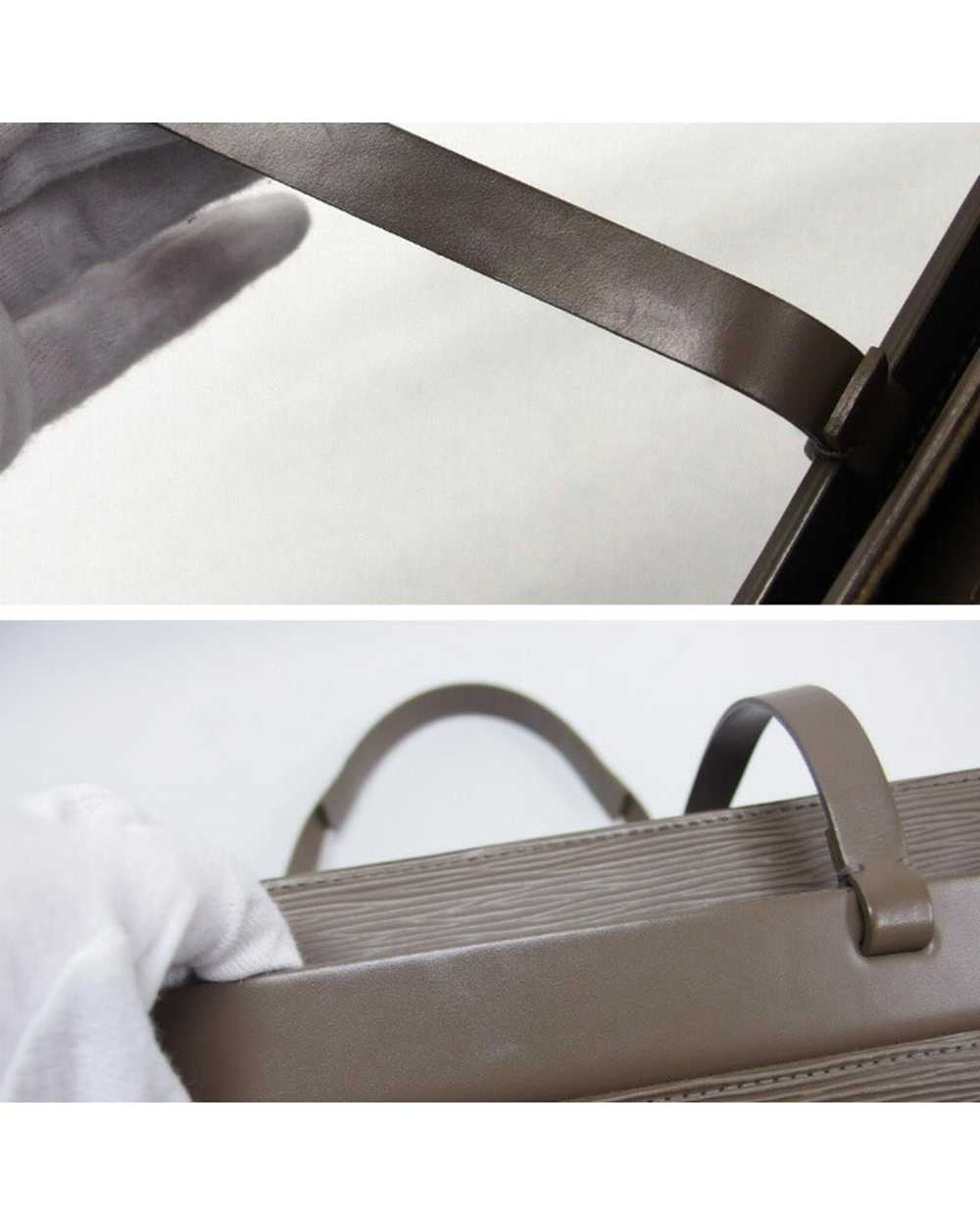 Louis Vuitton Subtle and Versatile Leather Bag fo… - image 5
