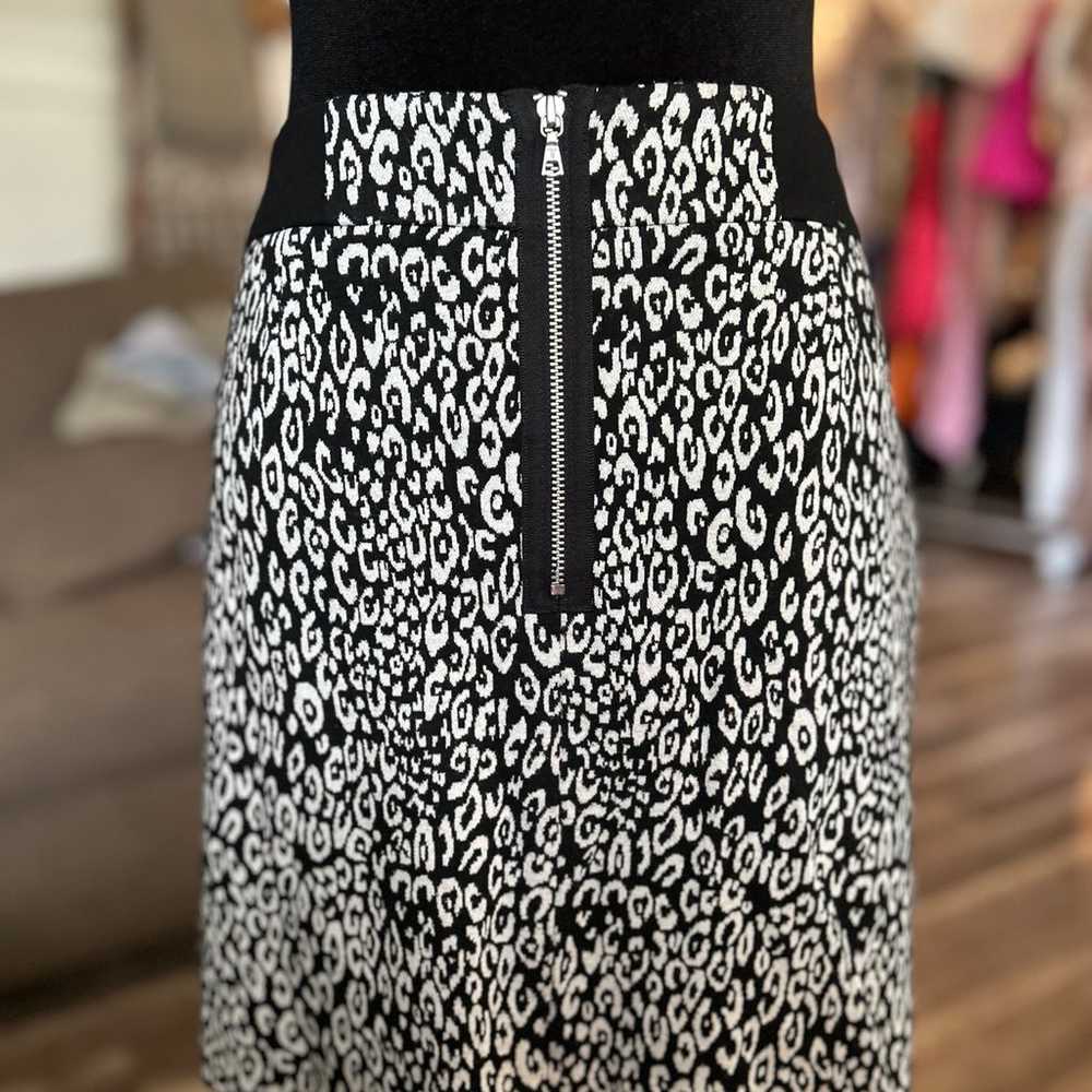 Trina Turk black and white leopard print skirt si… - image 2