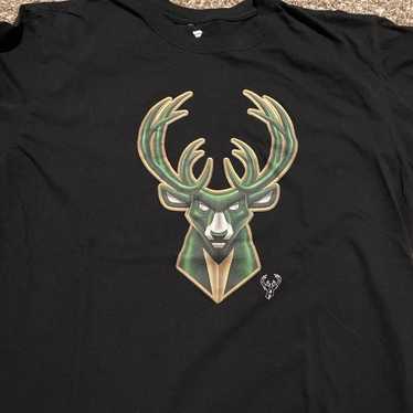 Milwaukee Bucks T-shirt Size XL - image 1