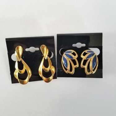 Vintage 90's Pair of Signed Trifari Clip On Earrin